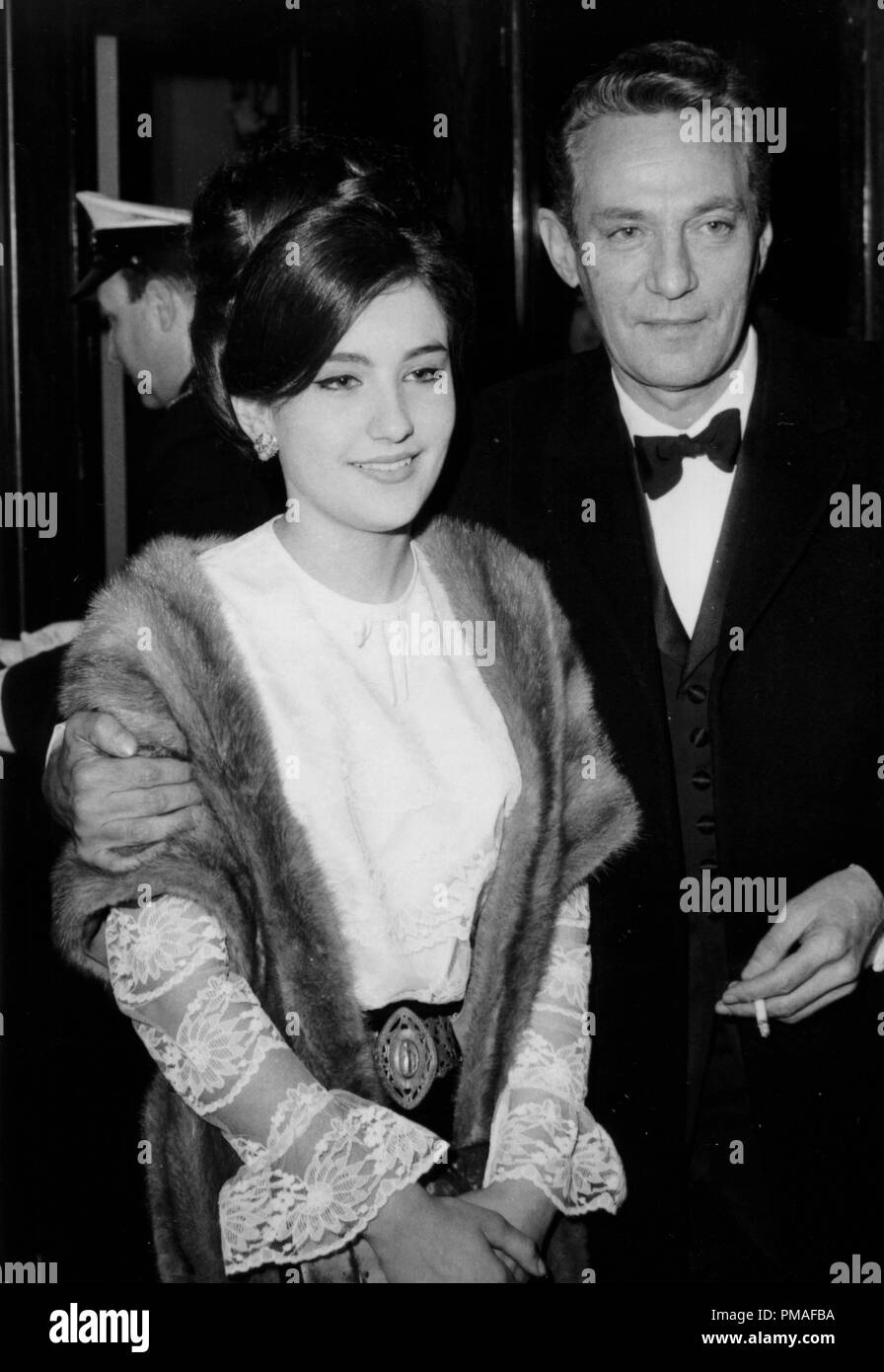 Peter Finch et sa fille Anita, 1966 © CCR /Le Hollywood Archive - Tous  droits réservés référence # 32633 445THA Photo Stock - Alamy