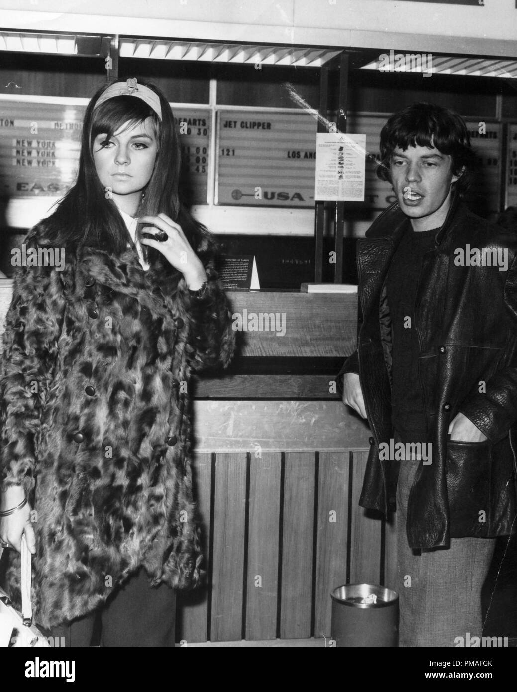 Mick Jagger des Rolling Stones et sa petite amie Chrissie Shrimpton, 1966 © CCR /Le Hollywood Archive - Tous droits réservés référence #  32633 598 THA Banque D'Images