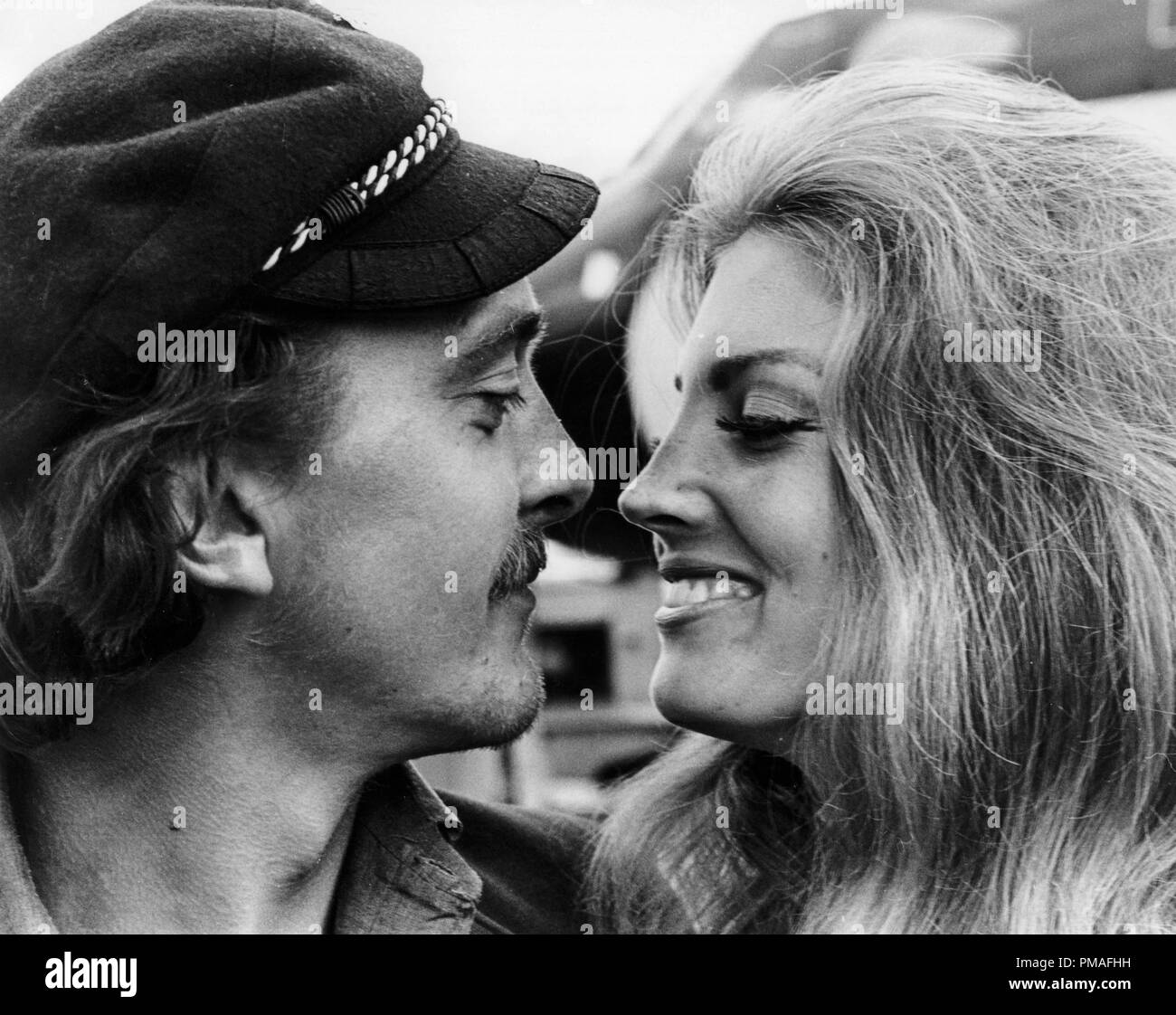 David Hemmings et sa fiancée Gayle Hunnicut à Londres, 1967 © CCR /Le Hollywood Archive - Tous droits réservés référence #  32633 626THA Banque D'Images