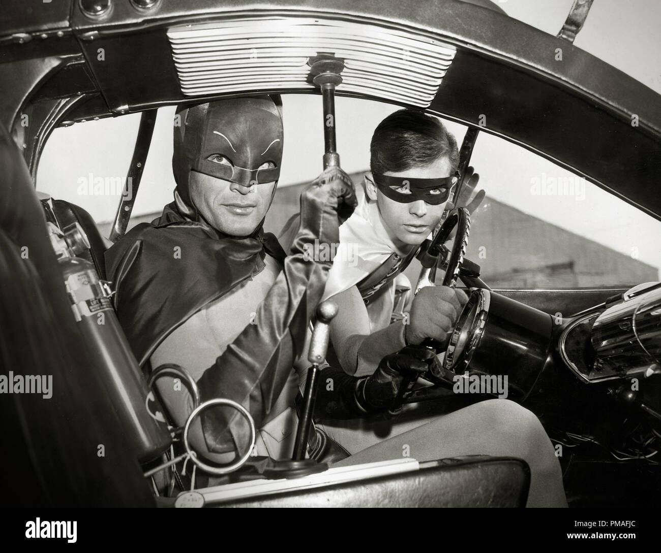 Adam West (à gauche) et Burt Ward (à droite) comme Batman et Robin à l'intérieur de la Batmobile, 'Batman', 1966 Référence du dossier # 32633_648THA Banque D'Images