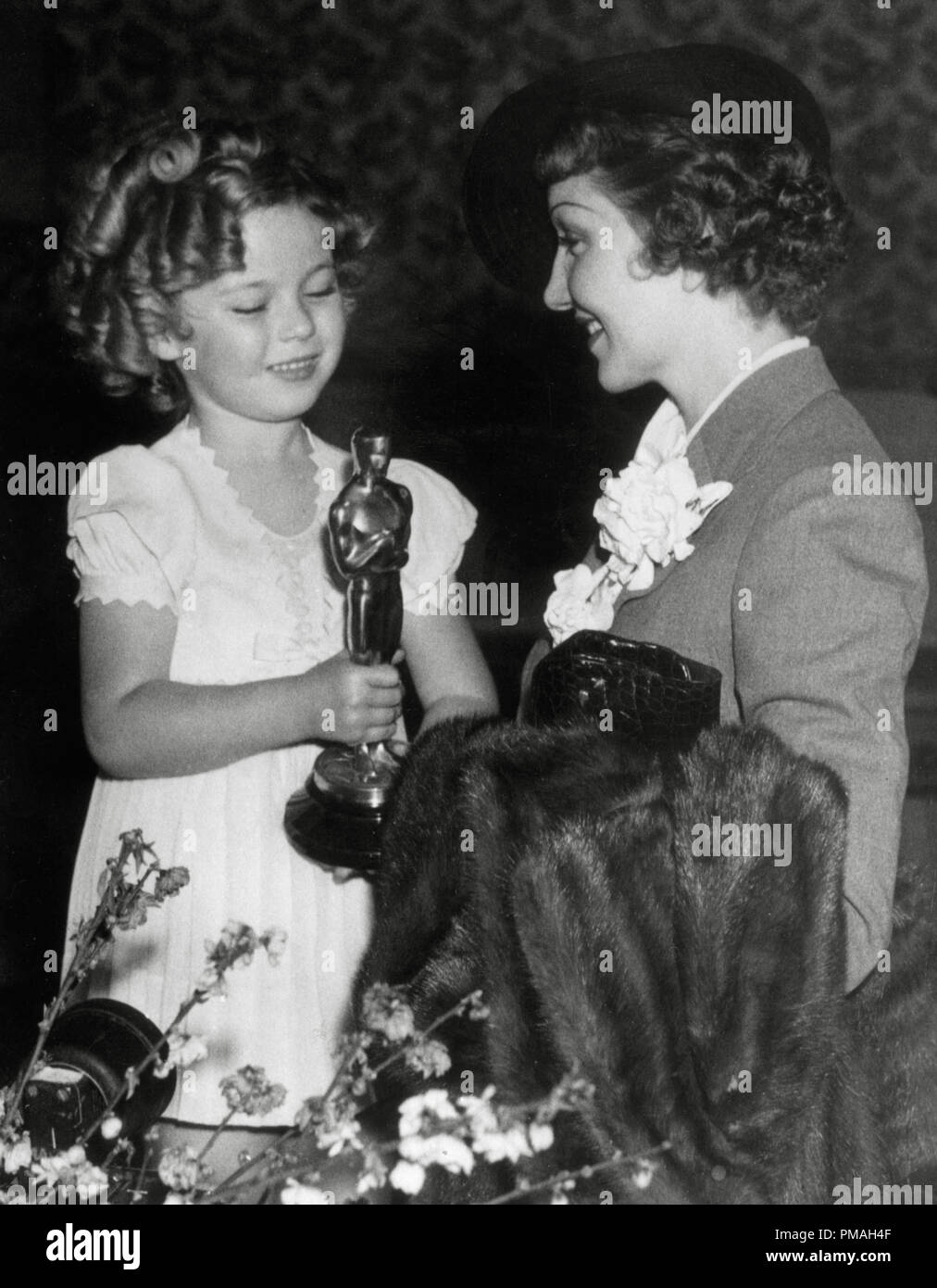 À l'Academy Awards en 1935, Shirley Temple a présenté l'Oscar de la Meilleure Actrice actrice française Claudette Colbert pour son rôle dans 'It Happened One Night' le fichier Référence #  32733 432 THA Banque D'Images À l'Academy Awards en 1935, Shirley Temple a présenté l'Oscar de la Meilleure Actrice actrice française Claudette Colbert pour son rôle dans 'It Happened One Night' le fichier Référence #  32733 432 THA Banque D'Images
