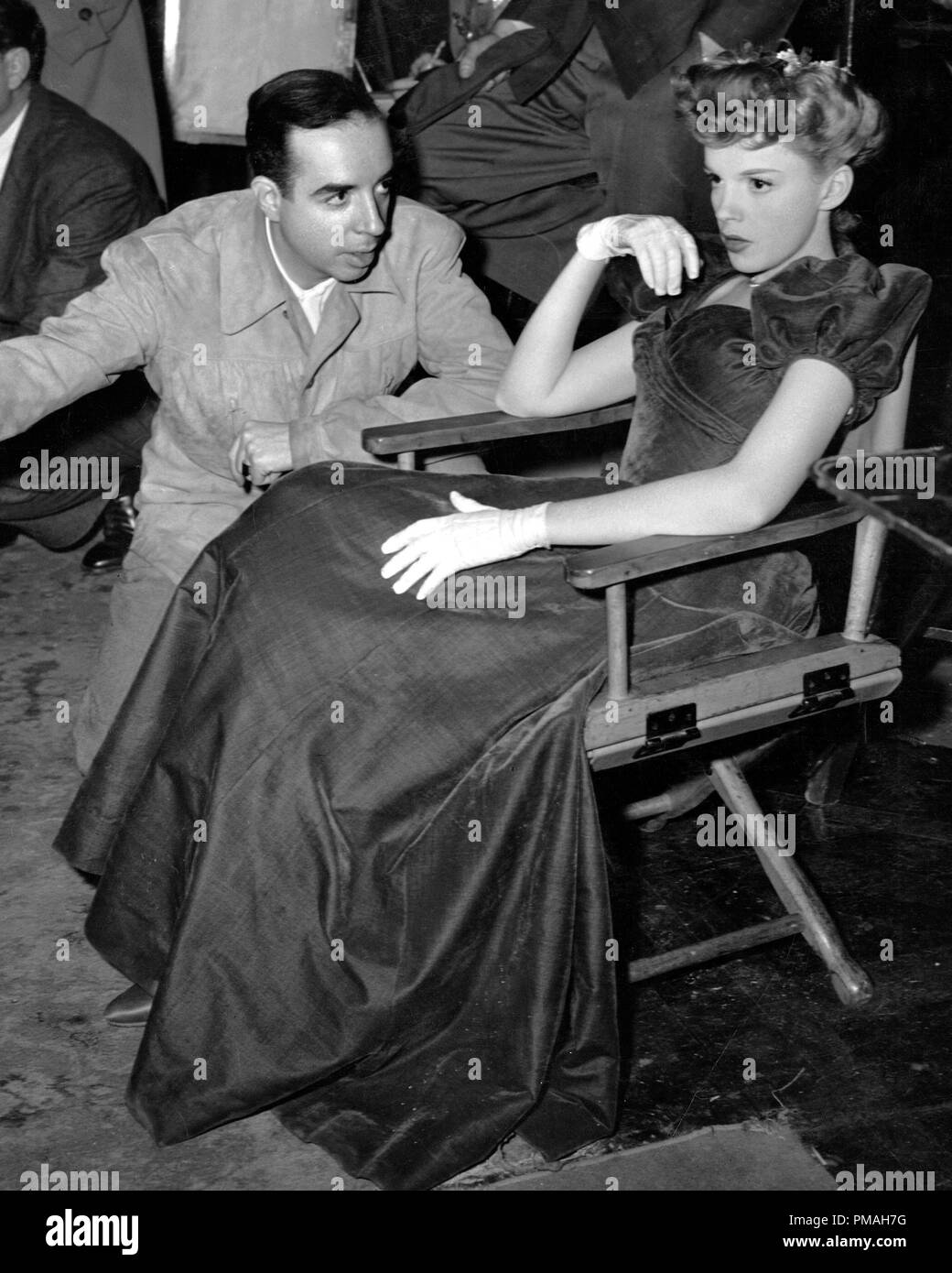 Le réalisateur Vincente Minnelli et Judy Garland lors d'une pause dans le tournage de 'Meet me in doté Louis' 1944 MGM - No Release - pour usage éditorial seulement référence # 32733 500THA Banque D'Images