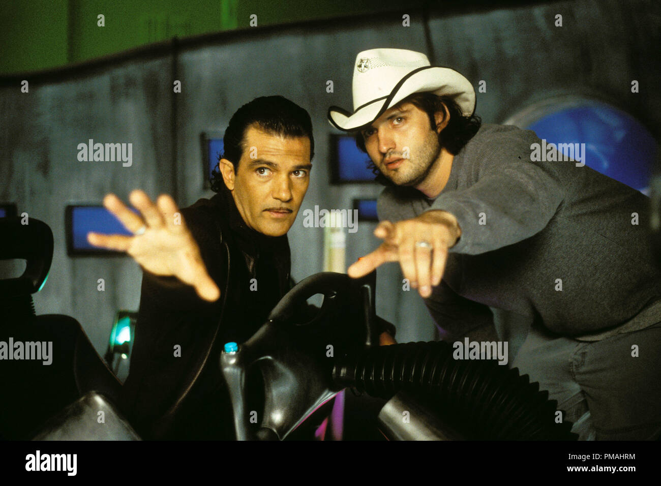Antonio Banderas avec le réalisateur Robert Rodriguez sur l'ensemble de Rodriguez's 'Spy Kids 2 : The Island of Lost Dreams' (2002) Banque D'Images