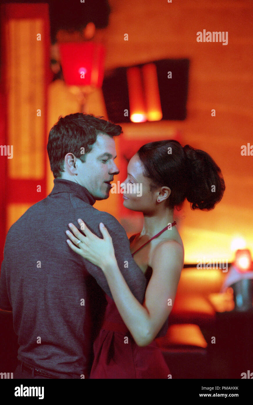 Regina Lambert (Thandie Newton) continue de fonctionner dans le charmant Joshua Peters (Mark Wahlberg) après leur rencontre fortuite dans une Martinique. 'La Vérité Sur Charlie' (2002) Banque D'Images