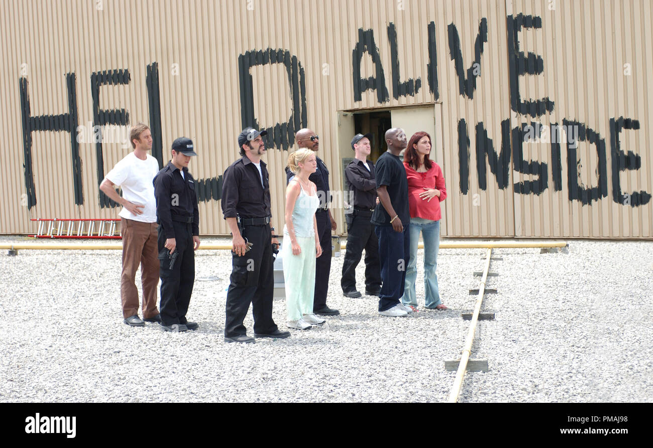 (L à R) Les survivants Michael (JAKE WEBER), Terry (KEVIN ZEGERS), CJ (Michael Kelly), Ana (Sarah POLLEY), Kenneth (VING RHAMES), Bart (MICHAEL BARRY), Andre (Mekhi Phifer) et Luda (INNA KOROBKINA) attendent l'arrivée de sauvetage possible dans le thriller d'action zombie, Dawn of the Dead. (2004) Banque D'Images