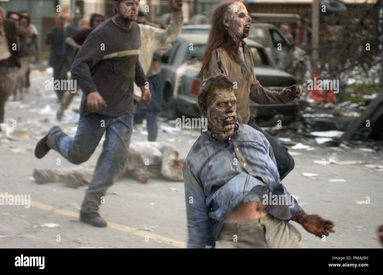 Poursuivant un zombie va de undead à mort dans le thriller d'action zombie, Dawn of the Dead. (2004) Banque D'Images