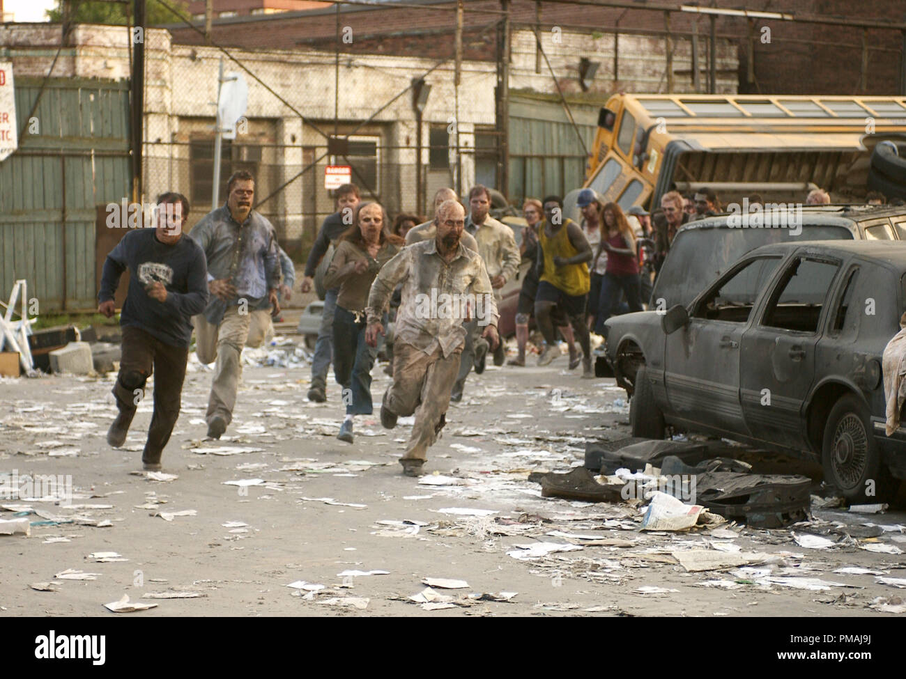 Les droits de l'observation, de plus en plus de survivants mob de morts-vivants chase leur carrière potentielle dans le thriller d'action zombie, Dawn of the Dead. (2004) Banque D'Images