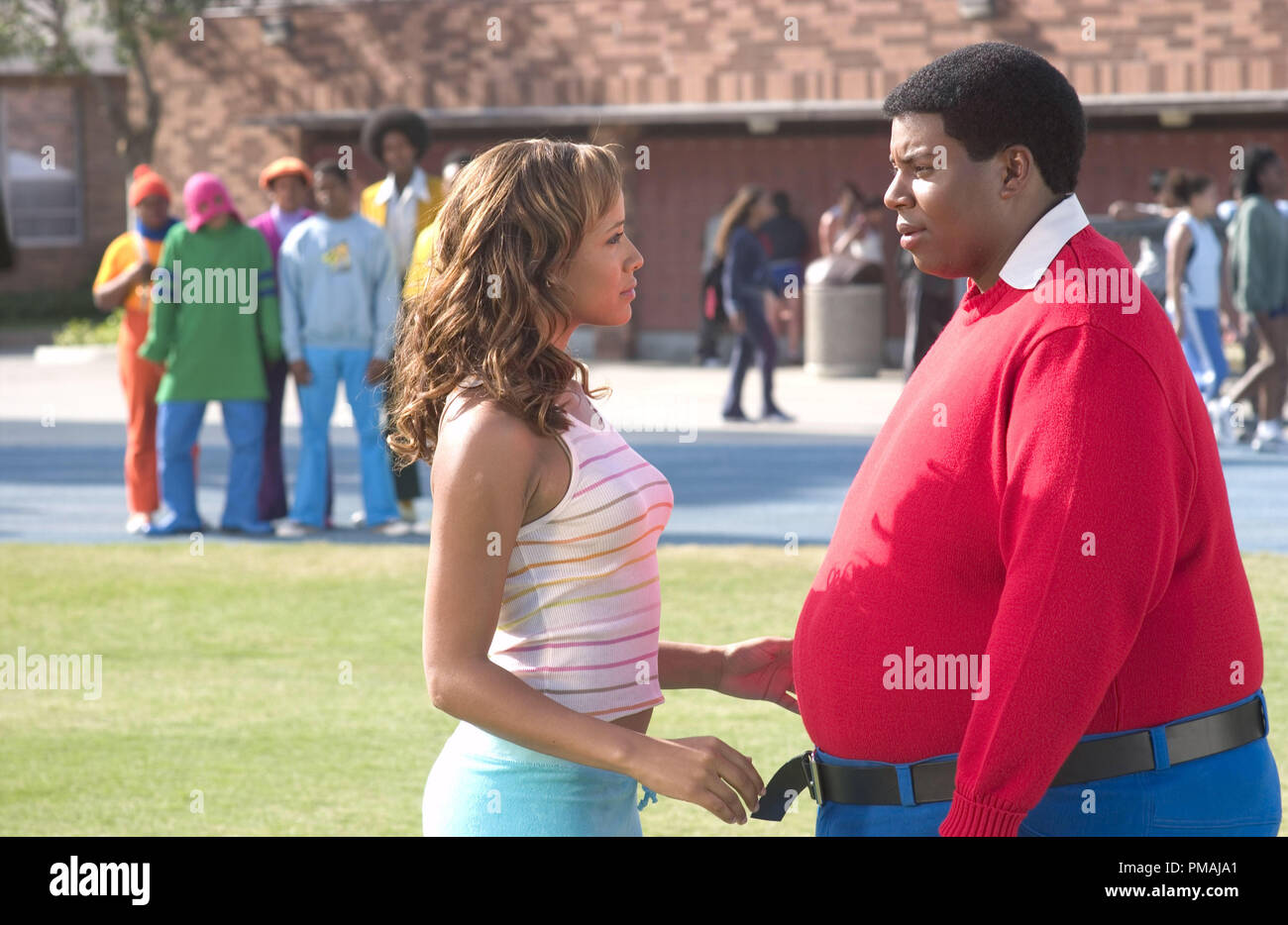 Fat Albert (Kenan Thompson) découvre l'amour dans le monde réel, avec Lauri (Dania Ramirez). "Fat Albert" (2004) Banque D'Images