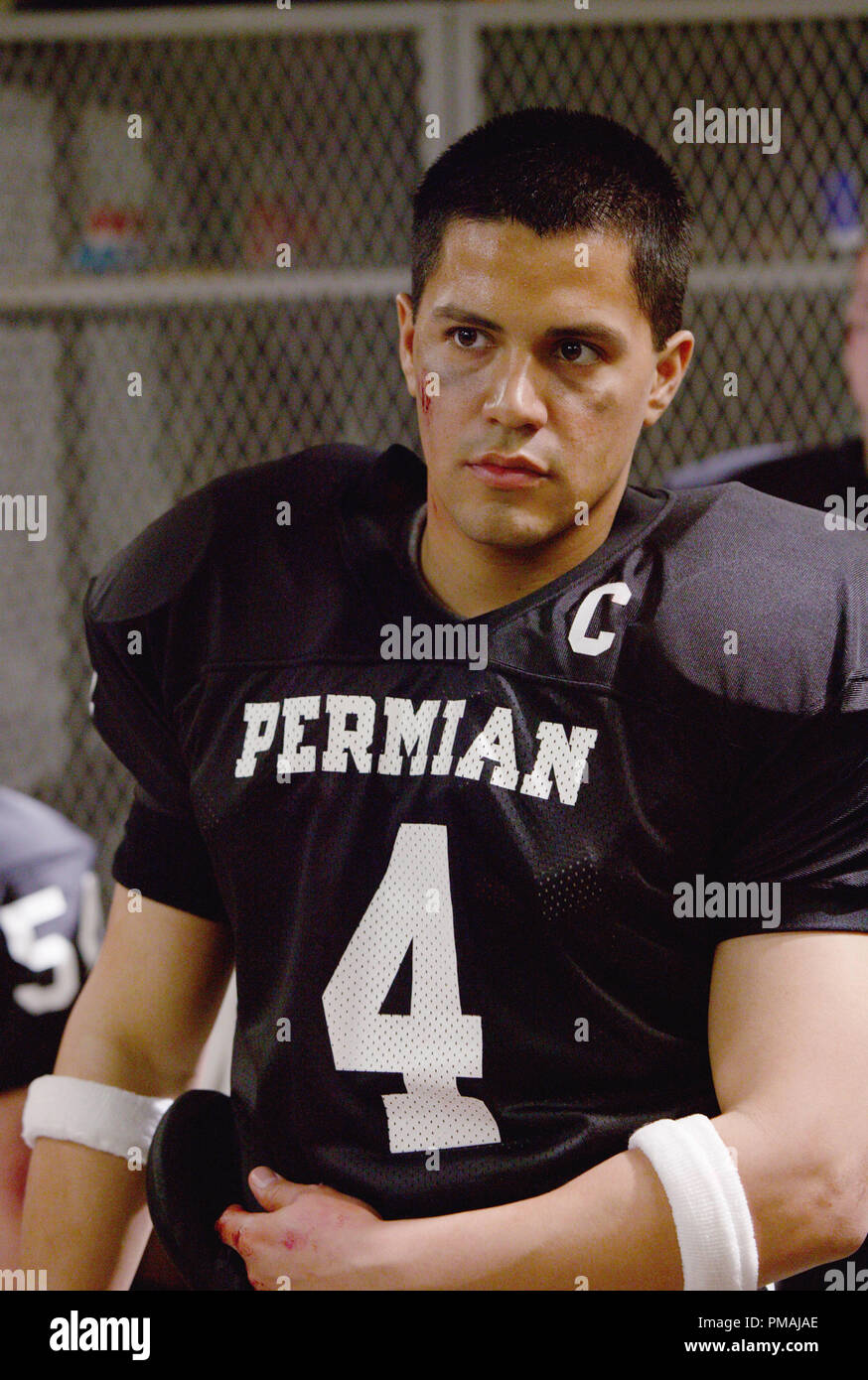 JAY HERNANDEZ comme tight end Brian Chavez en Imagine Entertainment's adaptation d'H.G. Bissinger's prize-winning book, Friday Night Lights. (2004) Banque D'Images