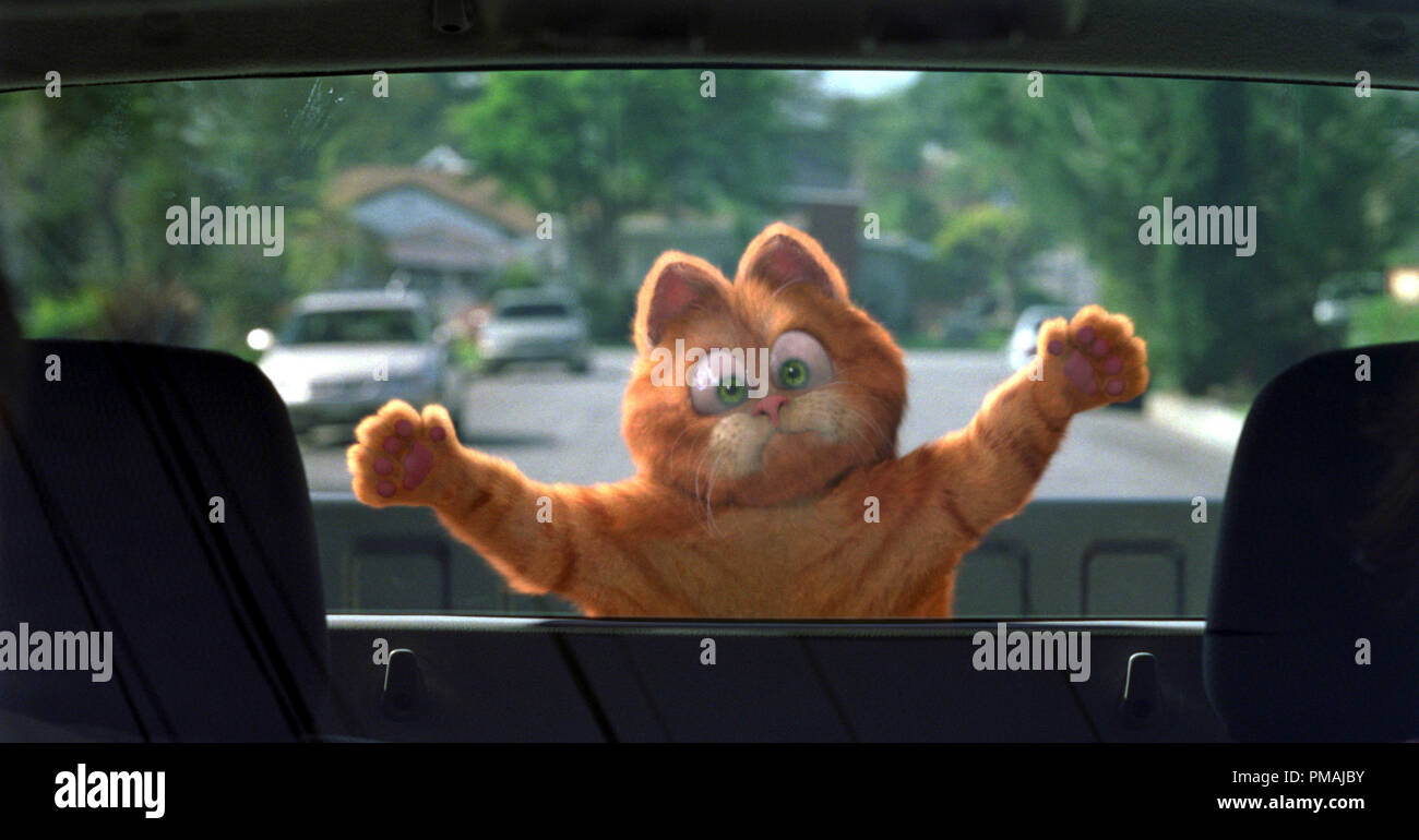 Garfield se trouve dans un inhabituel - et peut-être à l'aise - spot alors qu'il tente de poursuivre une voiture. Le film "Garfield" (2004) Banque D'Images