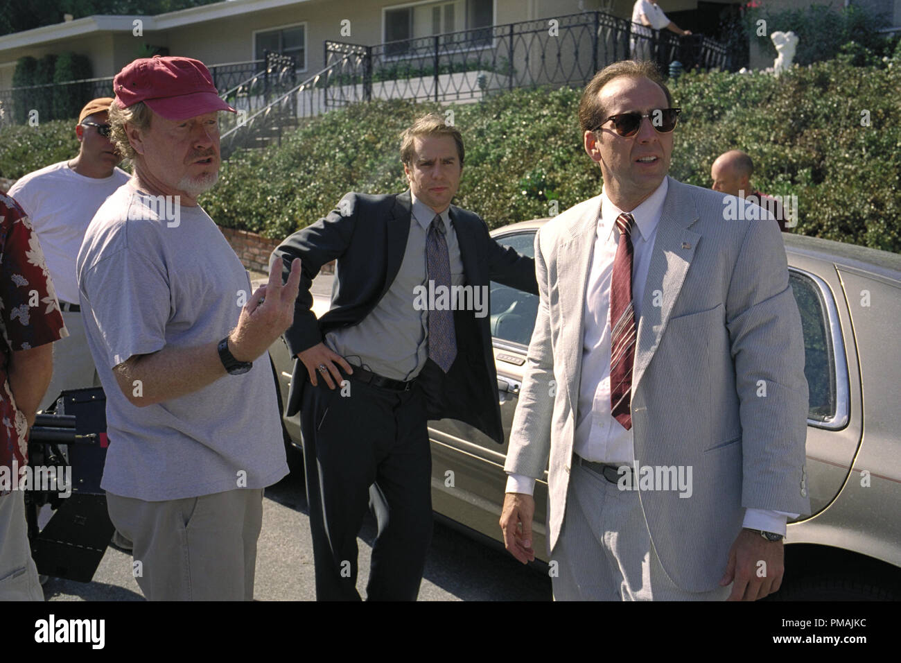 L-r) Directeur/Producteur Ridley Scott avec étoile SAM ROCKWELL et NICOLAS  CAGE sur le tournage de Warner Bros Pictures' comédie 'Matchstick Men,  aussi avec Alison Lohman. (2004 Photo Stock - Alamy