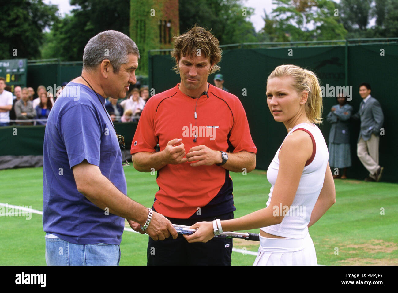 (L à r) Réalisateur RICHARD LONCRAINE, champion de Wimbledon et consultante tennis Pat Cash et Kirsten Dunst (comme Lizzie Bradbury) sur l'ensemble de titre de travail Films" comédie romantique Wimbledon. (2004) Banque D'Images