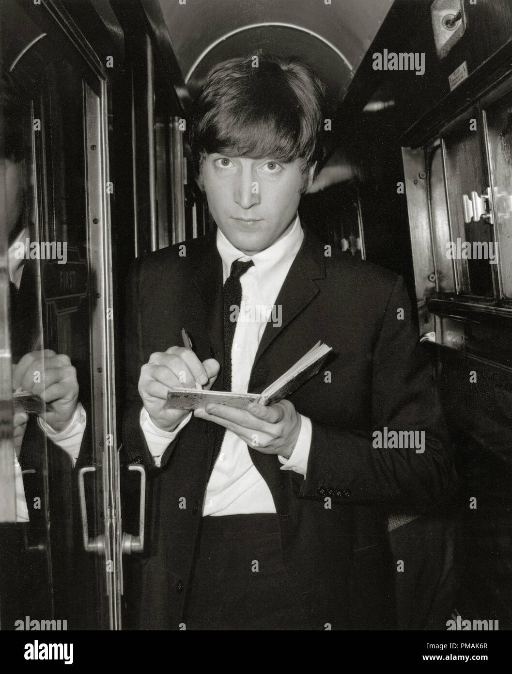 Membre des Beatles, John Lennon 'A Hard Days Night", un communiqué, 1964 Films Janus référence #  33300 Fichier 264THA Banque D'Images