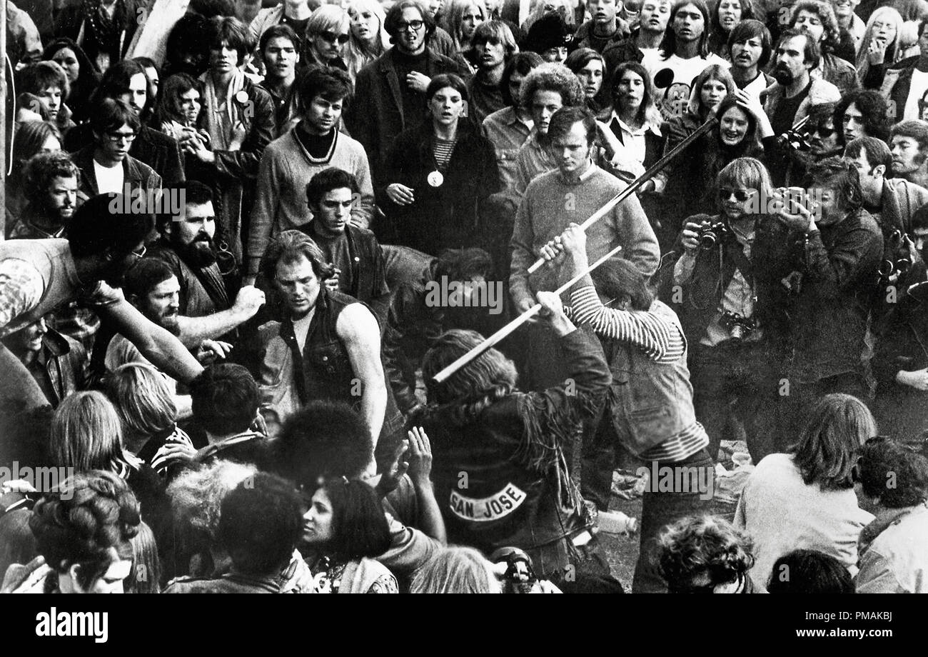 "Gimme Shelter" (1970) d'une bande de Hell's Angels, embauchés pour travailler à la sécurité, la foule s'attaque à un spectacle à l'Altamont Speedway, 1969 Référence du dossier #  33300 388THA Banque D'Images