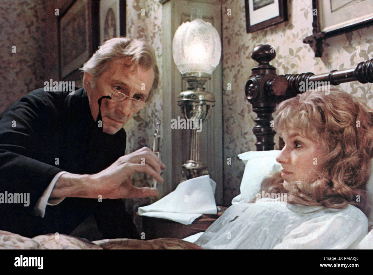 Peter Cushing, Lorna Heilbron, 'La Chair' (1973), Columbia Pictures de référence de dossier 33300 537THA Banque D'Images