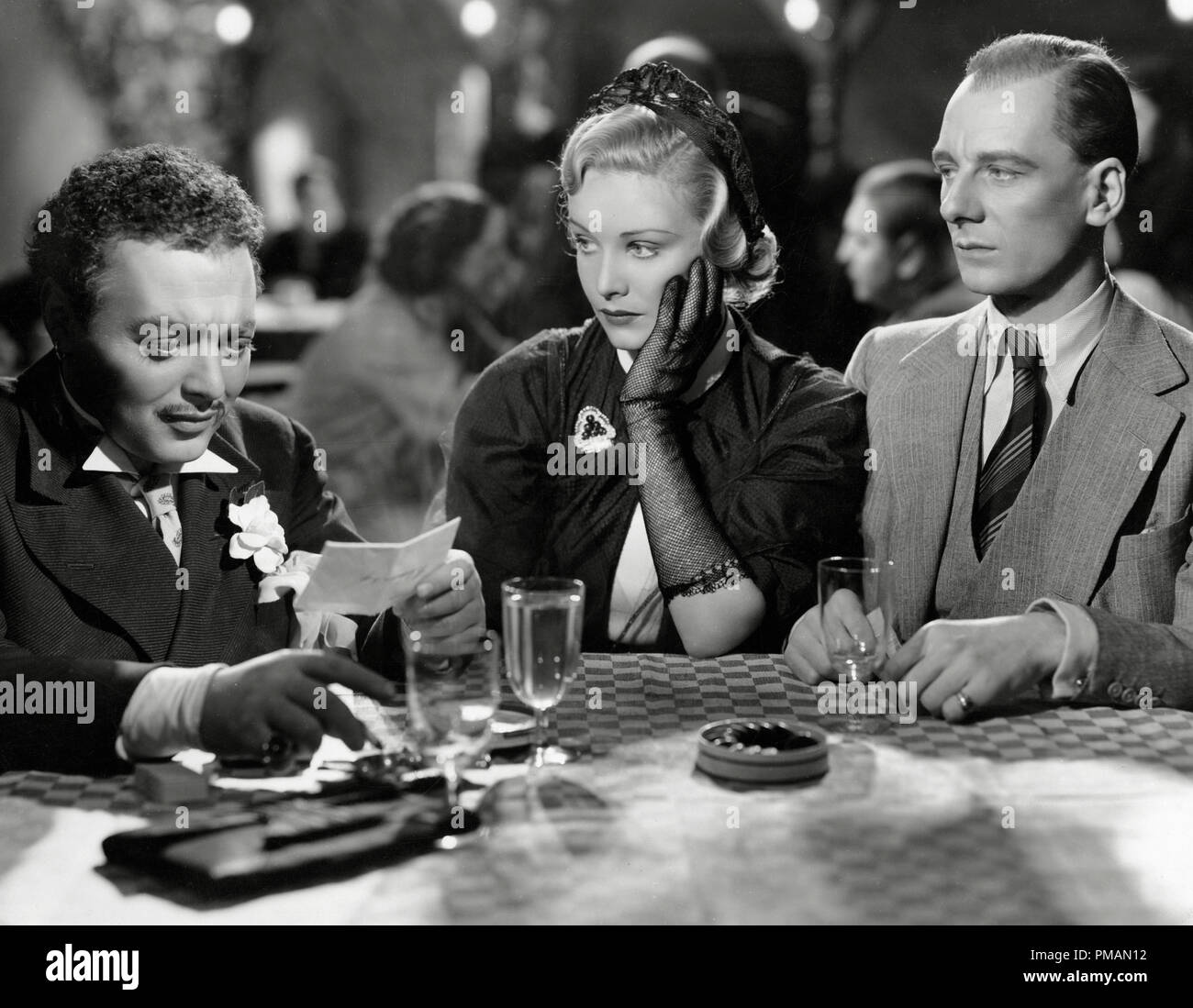 Peter Lorre, Madeleine Carroll, John Gielgud, 'secret agent' (1936) Gaumont British Picture Corporation Ltd Référence du dossier # 33505 142THA pour usage éditorial seulement - tous droits réservés Banque D'Images