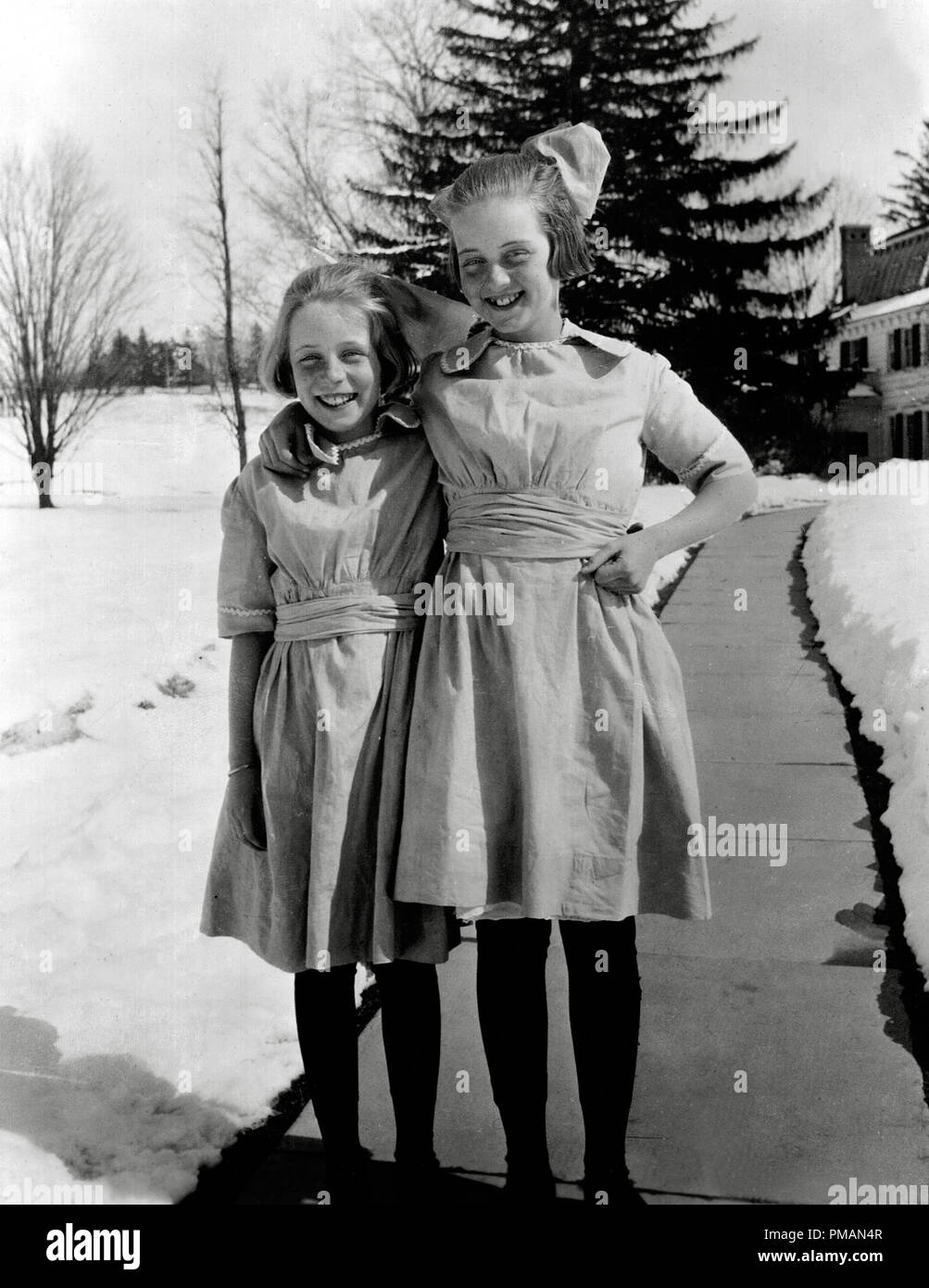 Film Still/Publicité encore de Bette Davis avec sœur Barbara Davis, vers 1922 / Cinéma Publishers Collection - Pas de presse - pour un usage éditorial uniquement référence au fichier #  33505 329THA Banque D'Images