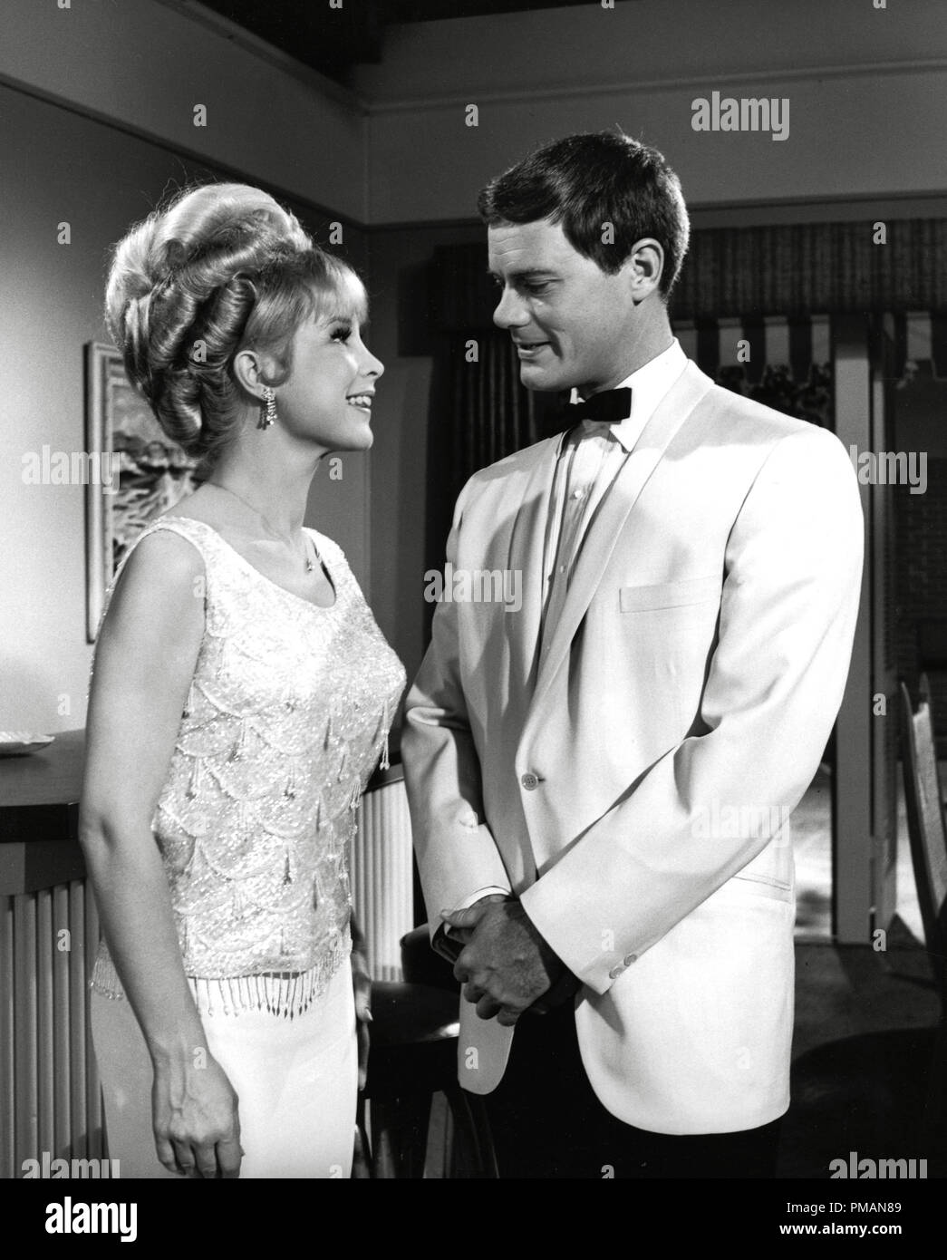 Photo de film/photo publicitaire de 'I Dream of Jeannie' Barbara Eden, Larry Hagman 1965 - pas de publication - pour usage éditorial seulement référence de fichier # 33505_411THA Banque D'Images