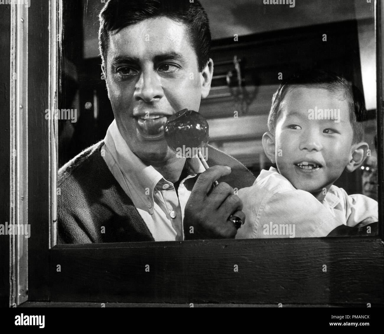 Film Still/Publicité encore de 'Geisha Boy' Cinéma Paramount 1958 Jerry Lewis Publishers Collection - Pas de presse - pour un usage éditorial uniquement référence au fichier #  33505 525THA Banque D'Images