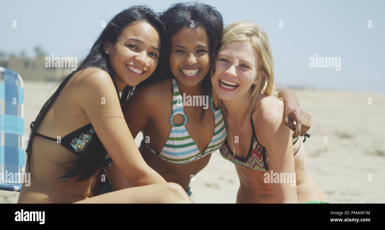 Blottis groupe d'amis multi ethinic hommes et femmes s'amuser à la plage Banque D'Images