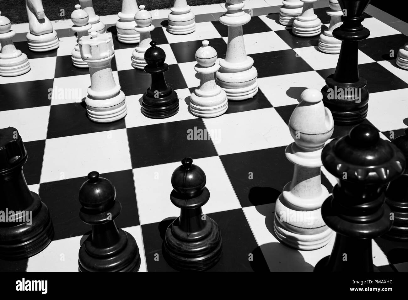 Pièces d'échecs sur un échiquier à l'extérieur journée ensoleillée Banque D'Images