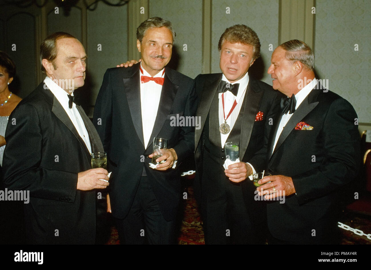 Bob Newhart, Hal Linden, Steve Lawrence, Don Rickles vers 1979 Référence #  325557 Fichier 021THA Banque D'Images