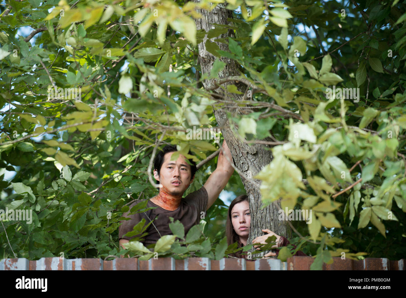 Steven Yeun comme Glenn Rheen et Katelyn Nacon comme Enid - The Walking Dead Saison 6, épisode 8 - Crédit photo : La page des gènes/AMC Banque D'Images