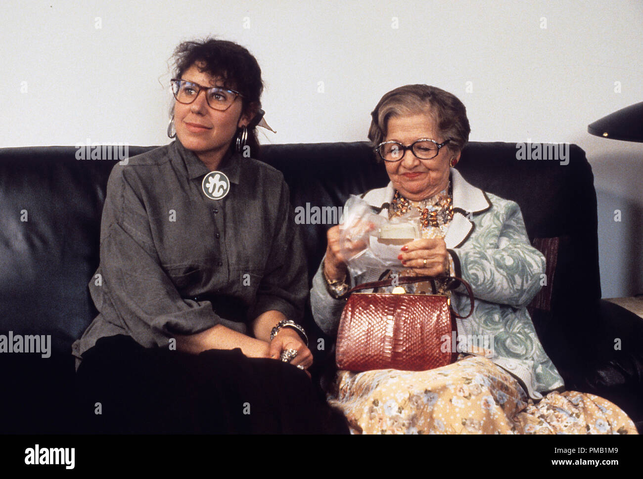 Photo du film ou encore la publicité de "New York Stories" (Zelig) Julie Kavner, Mae Questel © 1989 Touchstone Pictures Tous droits réservés de référence de dossier 33025 062THA pour un usage éditorial uniquement Banque D'Images