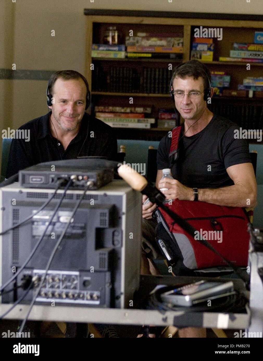 De gauche à droite : le directeur et scénariste, Clark Gregg avec l'auteur du livre, Chuck Palahniuk sur l'ensemble de s'étouffer. (2008) Banque D'Images