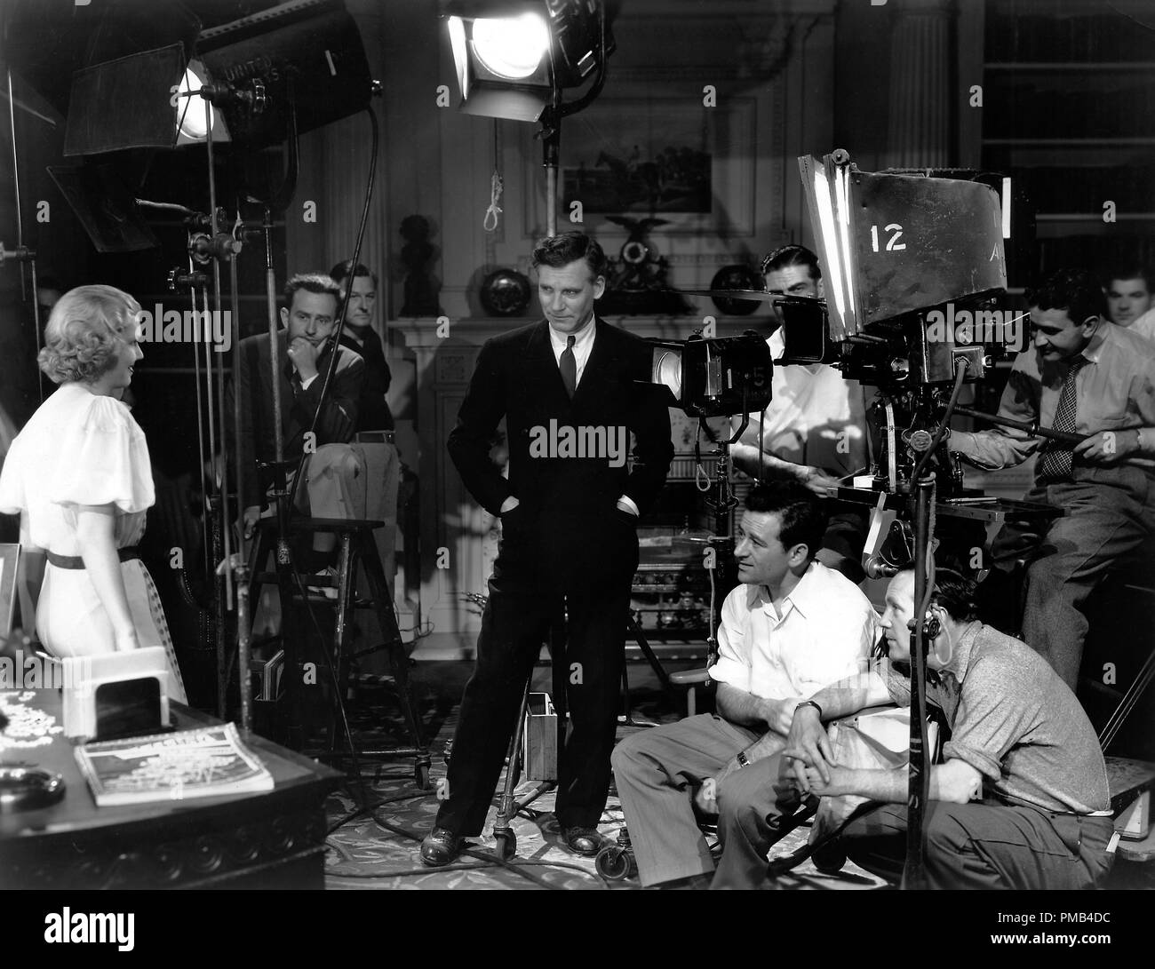 Kathryn Marlowe, Walter Huston, directeur de la photographie, de William Wyler, Rudolph Mate sur le plateau, 'Dodsworth', (1936) United Artists référence #  33371 Fichier 040THA Banque D'Images