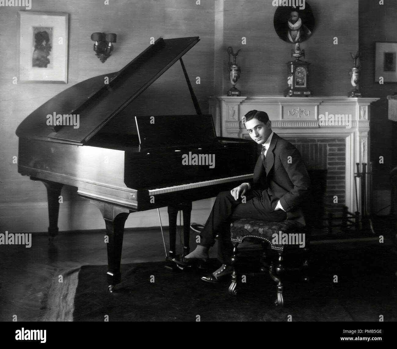 Irving Berlin à son piano vers 1911 référence #  33536 550THA Banque D'Images