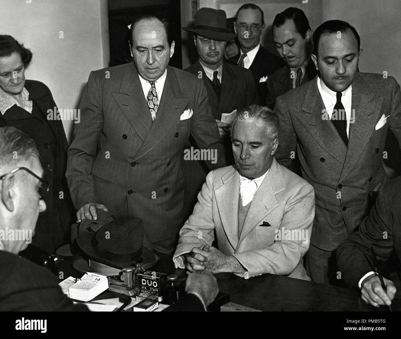 Charles Chaplin avec son avocat Jerry Geisler tout en étant arrêtés et accusés de violation de la loi Mann en 1944 #  de référence de fichier 33536 656THA Banque D'Images