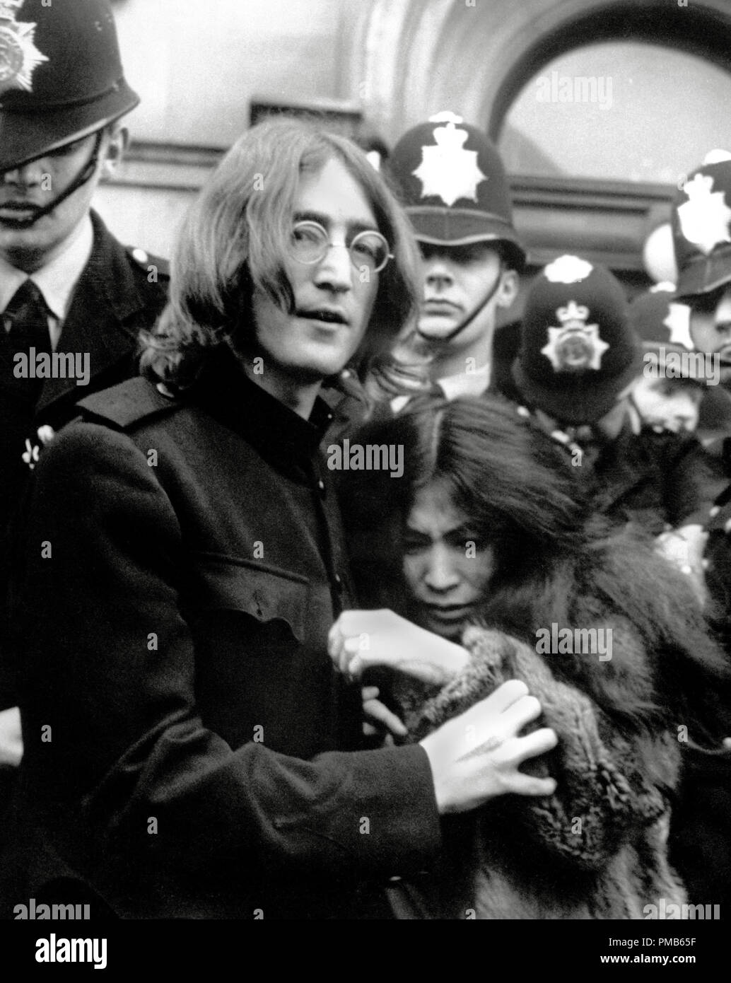John Lennon (The Beatles) à Londres avec sa femme Yoko Ono de référence de dossier 33536 1968 816THA pour un usage éditorial uniquement - Tous droits réservés Banque D'Images