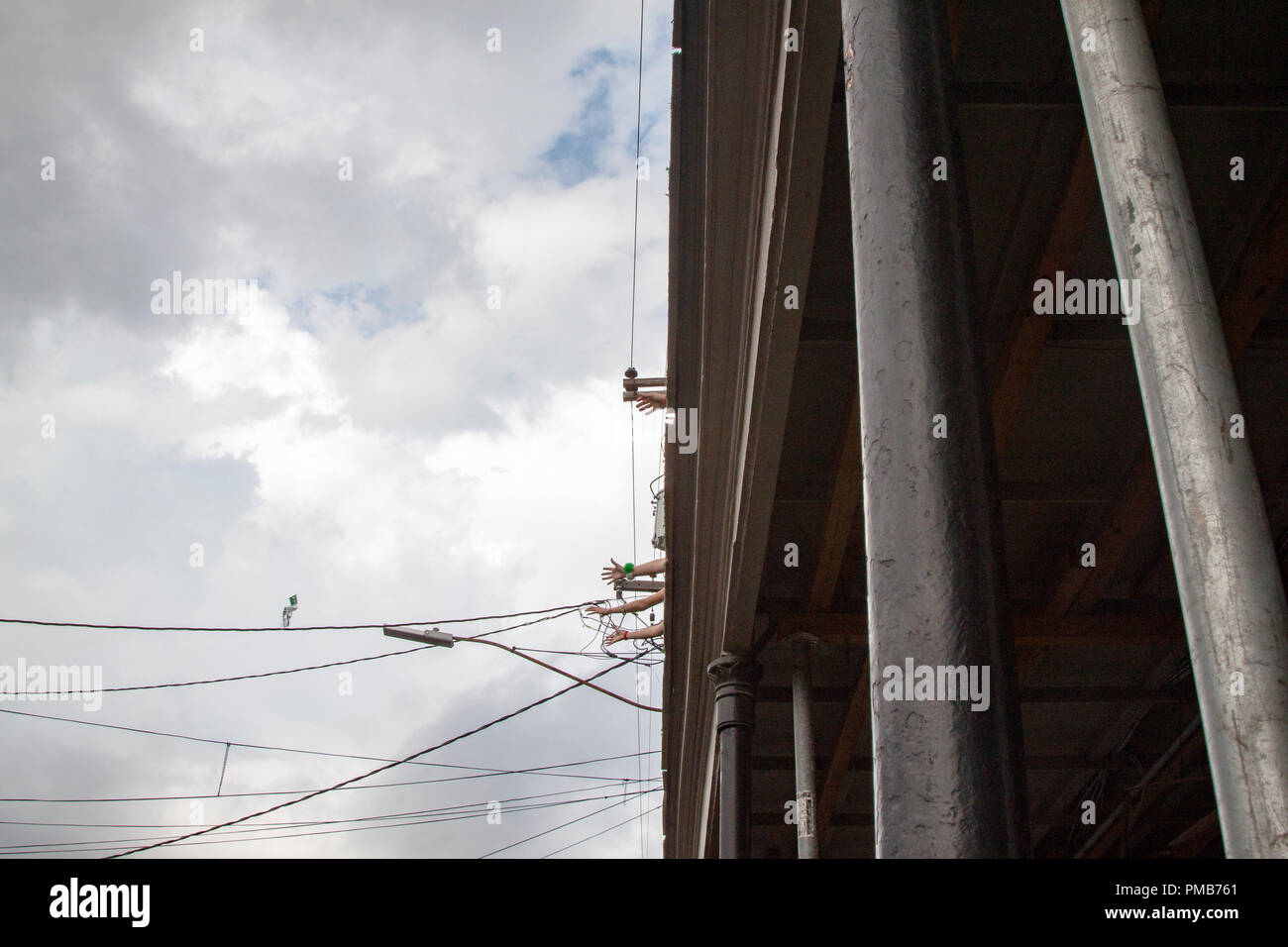 Les d'un un balcon sur Perle en vrac sur le défilé de la Saint-Patrick sur Magazine Street, à la Nouvelle-Orléans, Louisiane Banque D'Images