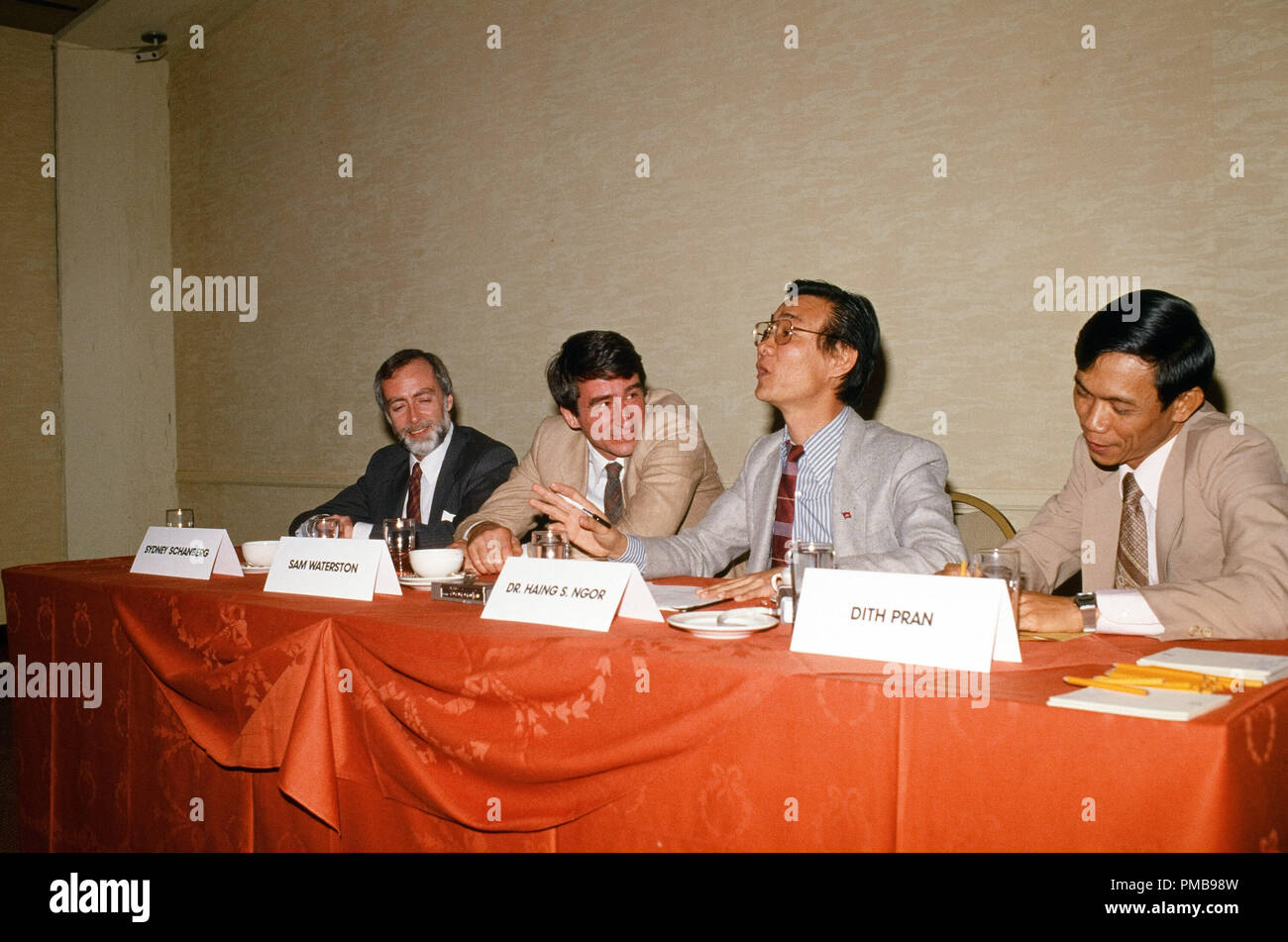 Sam Waterston et Dr Hang S. Ngor, stars de "Champs de la mort', 1984 Warner Bros © CCR /Le Hollywood Archive - Tous droits réservés référence #  32557 585CCR Banque D'Images