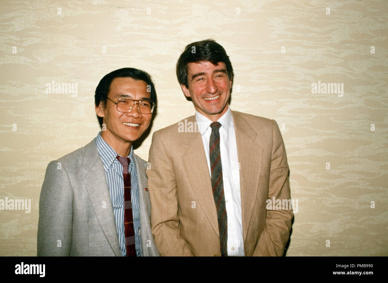 Sam Waterston et Dr Hang S. Ngor, stars de "Champs de la mort', 1984 Warner Bros © CCR /Le Hollywood Archive - Tous droits réservés référence #  32557 588CCR Banque D'Images