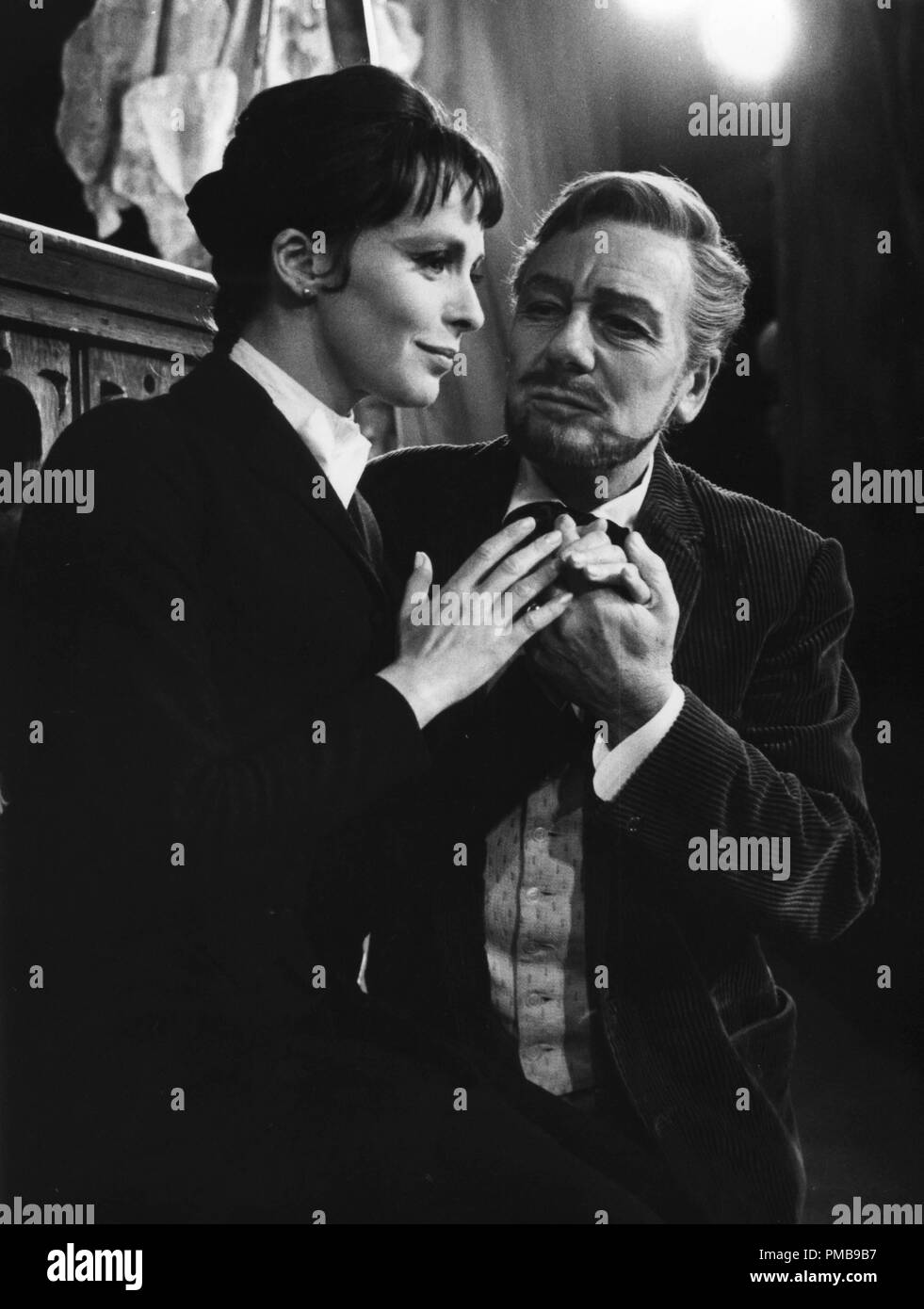 Claire Bloom, Sir John Gielgud, au cours de répétitions pour une production sur scène, 1965 Référence du dossier #  32557 641 THA Banque D'Images