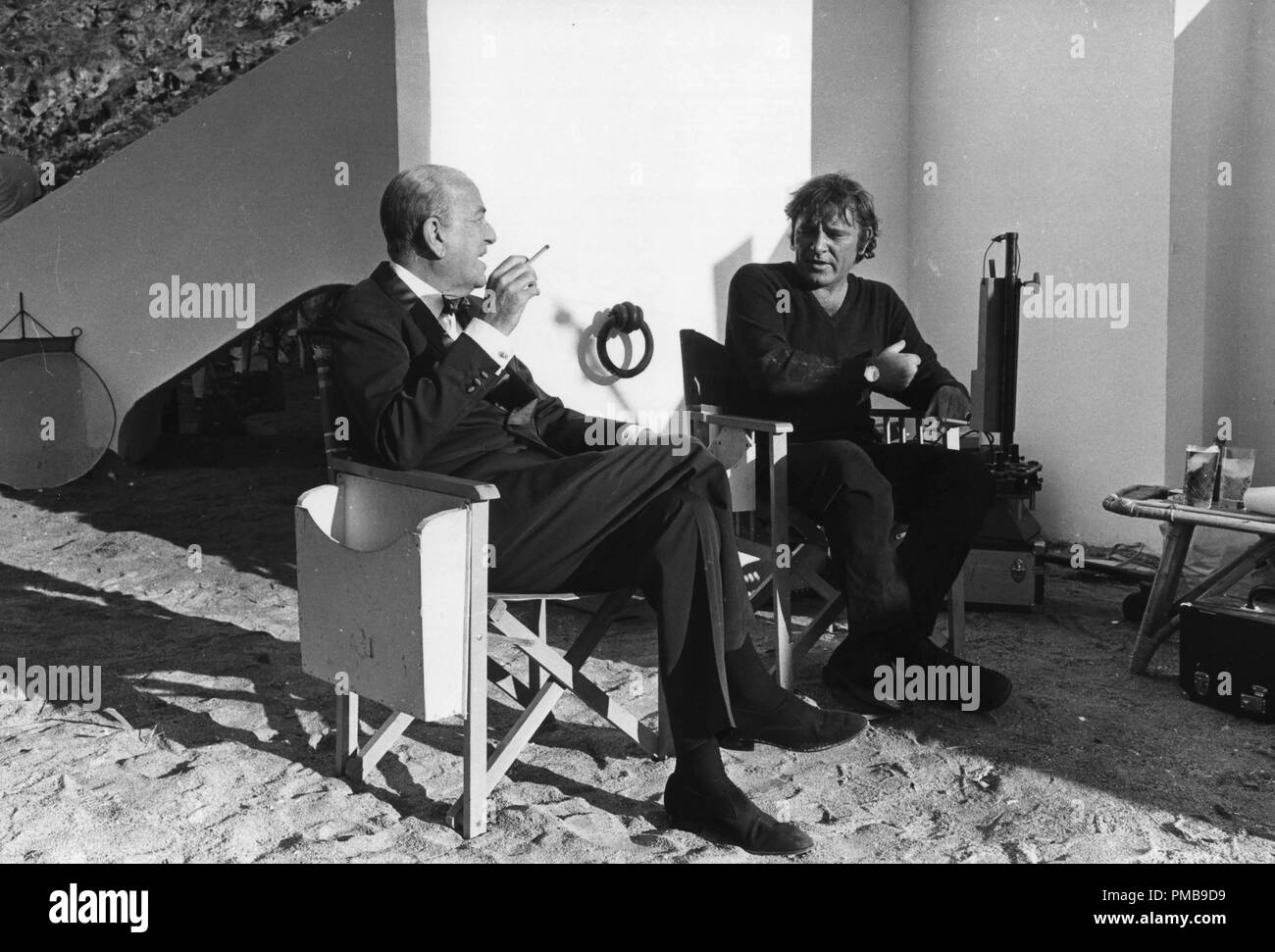 Noel Coward, Richard Burton, 1967 © CCR /Le Hollywood Archive - Tous droits réservés référence #  32557 697THA Banque D'Images