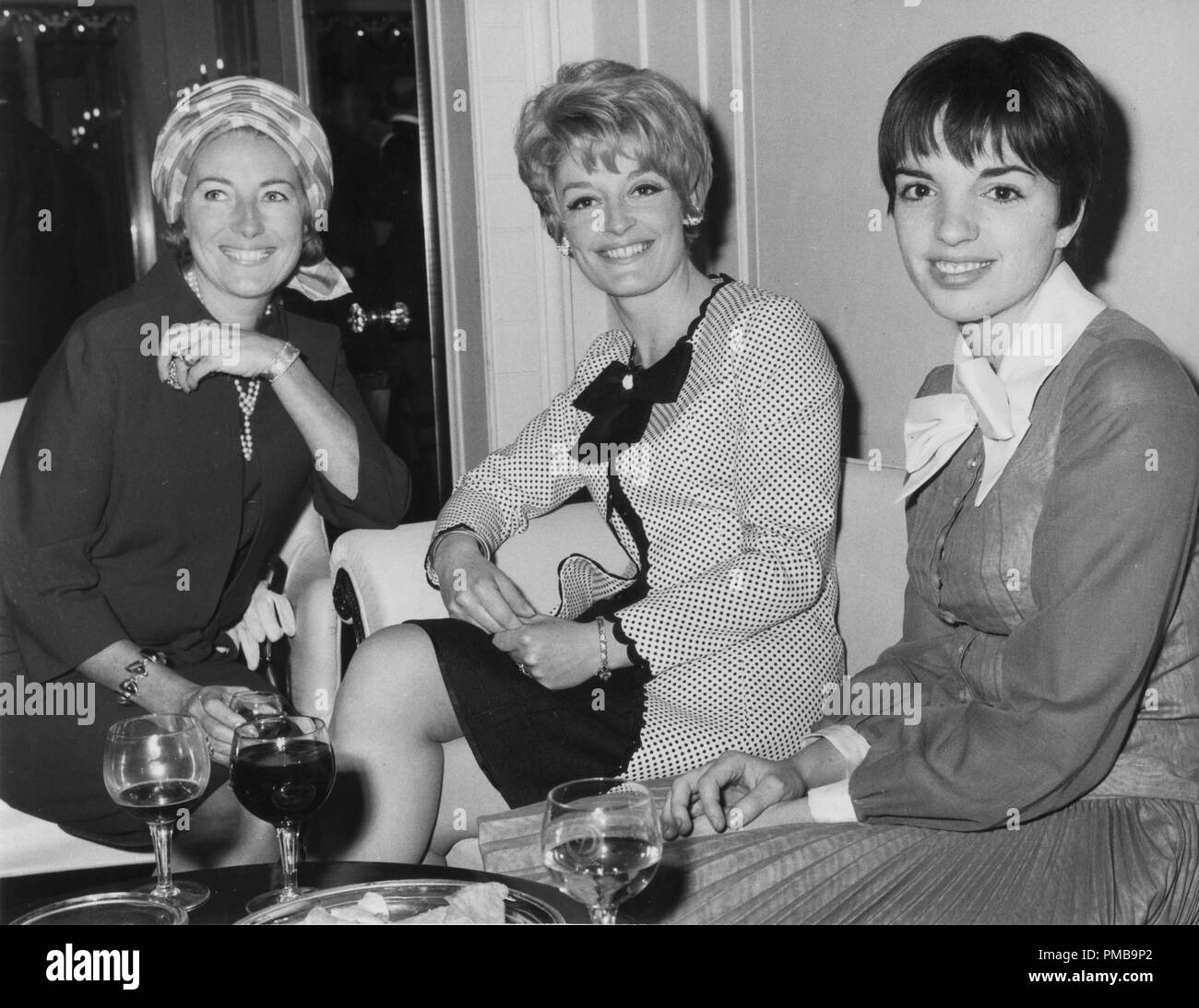 Vera Lynn, Liza Shane,Liza Minnelli assister à un organisme de bienfaisance déjeuner à l'Hôtel Dorchester à Londres, 1966 Référence #  32557 Fichier 910THA Banque D'Images