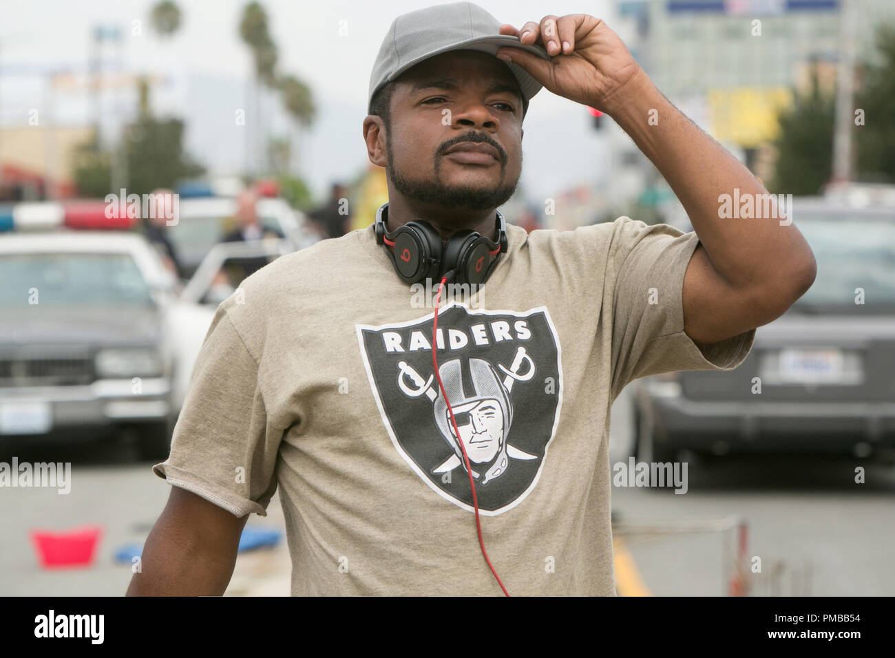 Producteur/réalisateur F. GARY GRAY sur l'ensemble des 'Straight Outta Compton'. Qui nous ramène là où tout a commencé, le film raconte l'histoire vraie de la façon dont ces rebelles culturels armés seulement de leurs paroles, swagger, bravado et talent brut s'est levé pour les autorités que cela a représenté pour les réduire et ont formé le groupe le plus dangereux au monde, N.W.A. Banque D'Images