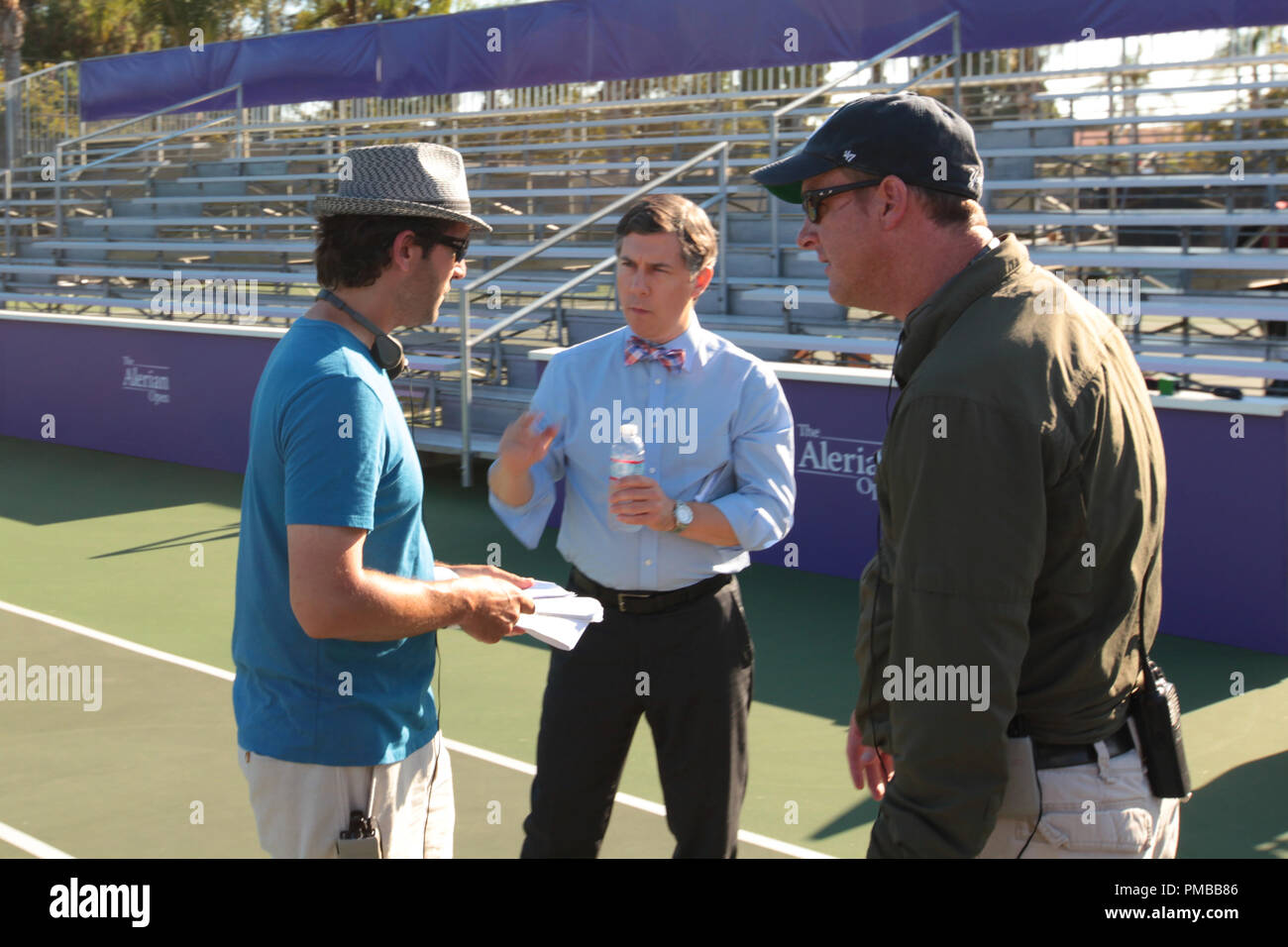 (L à r) Réalisateur Jay Karas et acteur Chris Parnell avec membre de l'équipage à l'ensemble de leur nouveau film, POINT D'ARRÊT, un large Green Images de presse. Banque D'Images