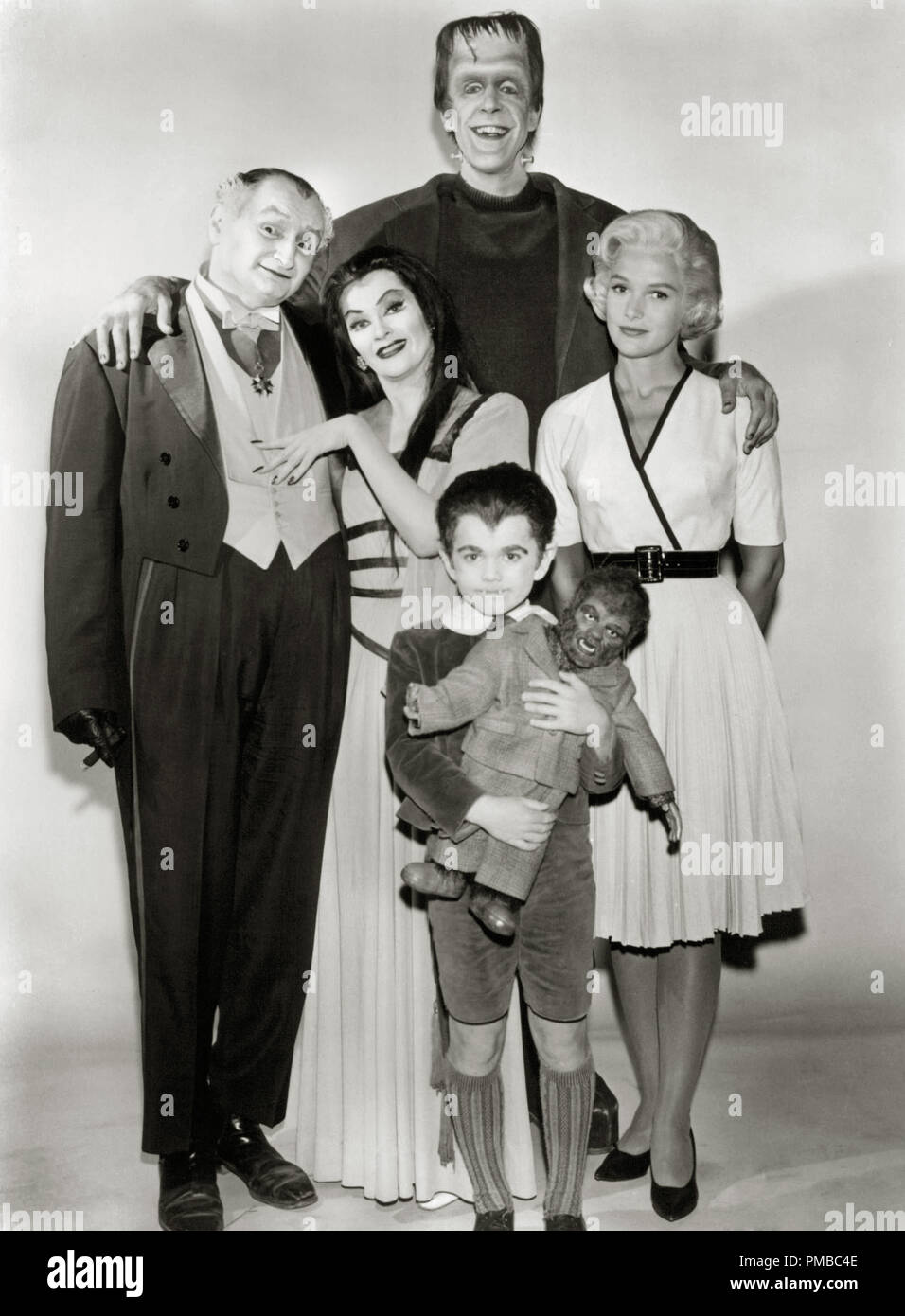 Al Lewis, Yvonne de Carlo , Butch Patrick, Fred Gwynne et Beverley Owen, 'la' Munsters 1964 Fichier CBS référence #  32914 511THA Banque D'Images