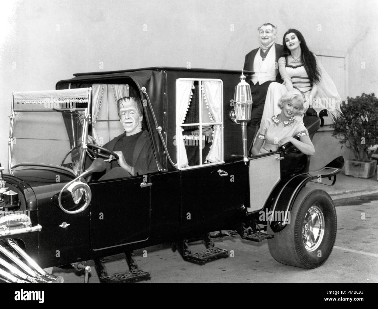 Fred Gwynne, Al Lewis, Yvonne de Carlo et Beverley Owen, 'la' Munsters 1964 Fichier CBS référence #  32914 572THA Banque D'Images