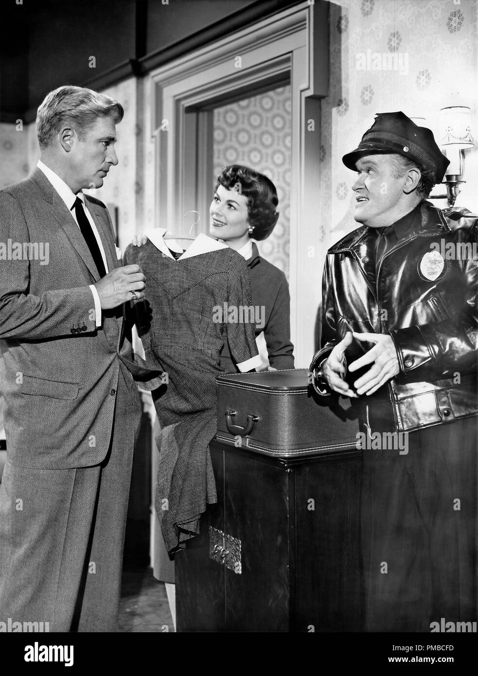 William Hopper, Barbara Hale et Frank Sully dans "Perry Mason" vers 1958 Référence de dossier de CBS 32914 724THA Banque D'Images