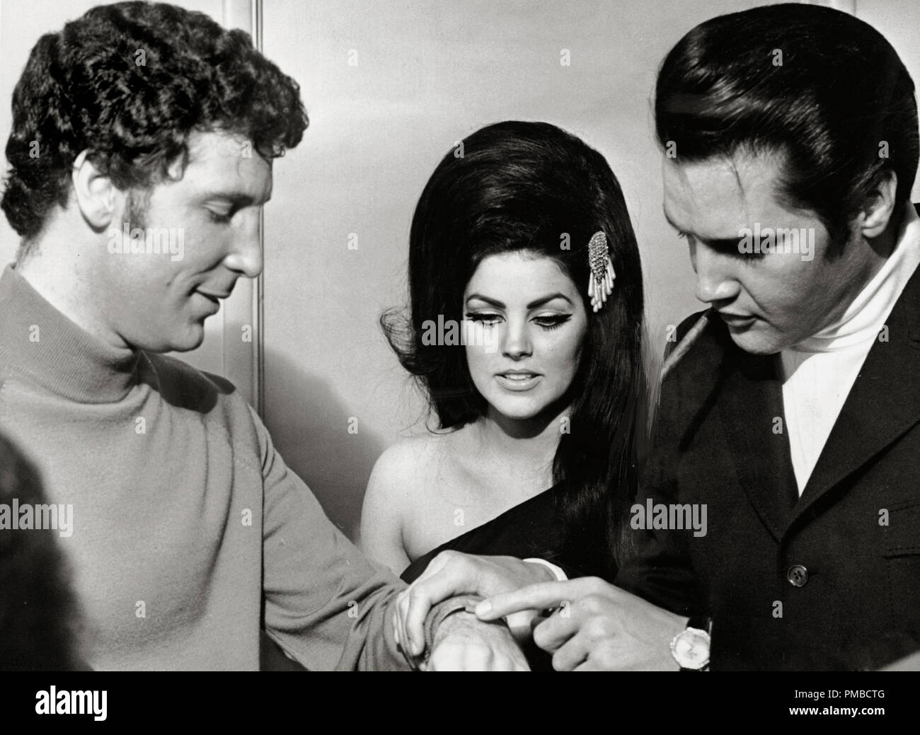 Elvis Presley avec son épouse Priscilla Presley et le chanteur Tom Jones, 1967 Référence #  32914 Fichier 844THA Banque D'Images