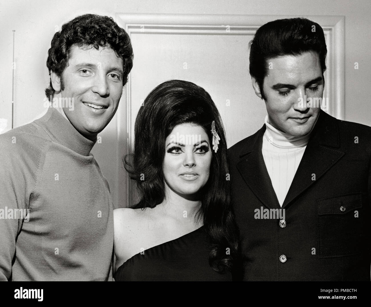 Elvis Presley avec son épouse Priscilla Presley et le chanteur Tom Jones, 1967 Référence #  32914 Fichier 845THA Banque D'Images