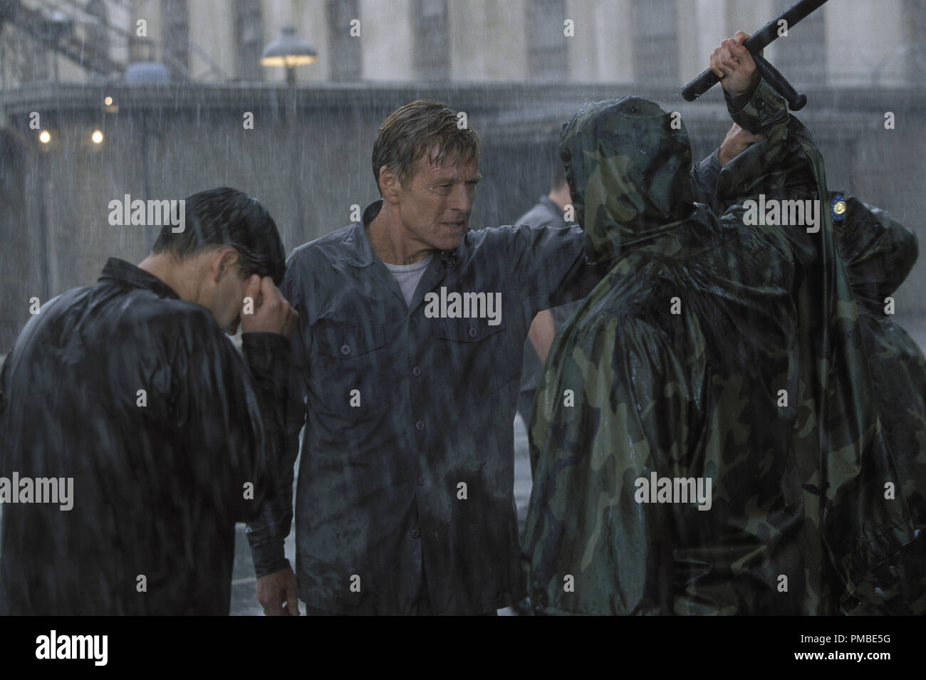 Prisonnier Irwin (Robert Redford, centre) affronte le capitaine Peretz (STEVE BURTON, droite) lorsqu'il tente d'intervenir dans la mort de son codétenu Aguilar (Clifton Collins, Jr., à gauche) dans DreamWorks Pictures' LE DERNIER CHÂTEAU. Banque D'Images