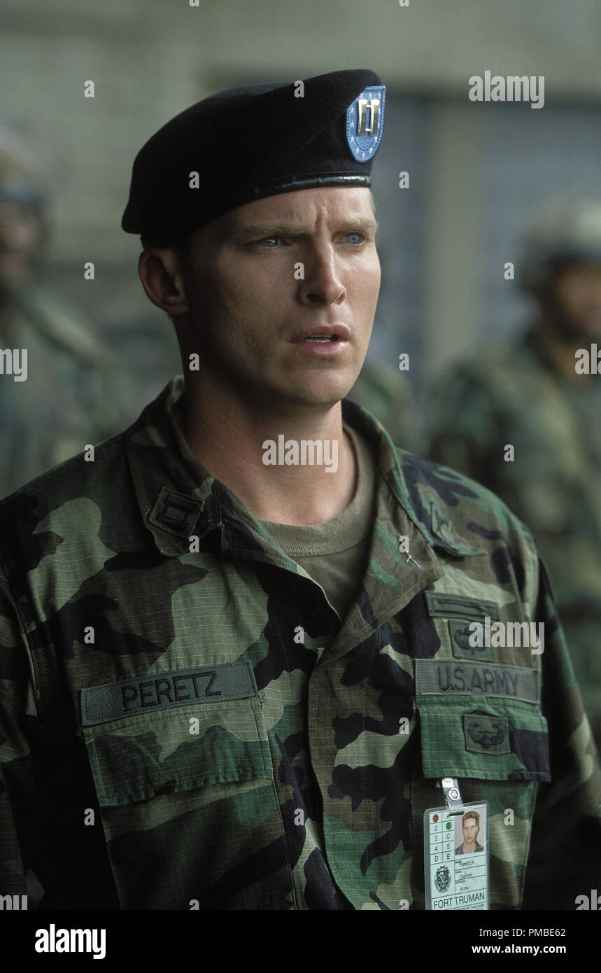 Le capitaine Peretz (STEVE BURTON) montres en tant que Colonel confronte Hiver Irwin dans DreamWorks Pictures, LE DERNIER CHÂTEAU. Banque D'Images