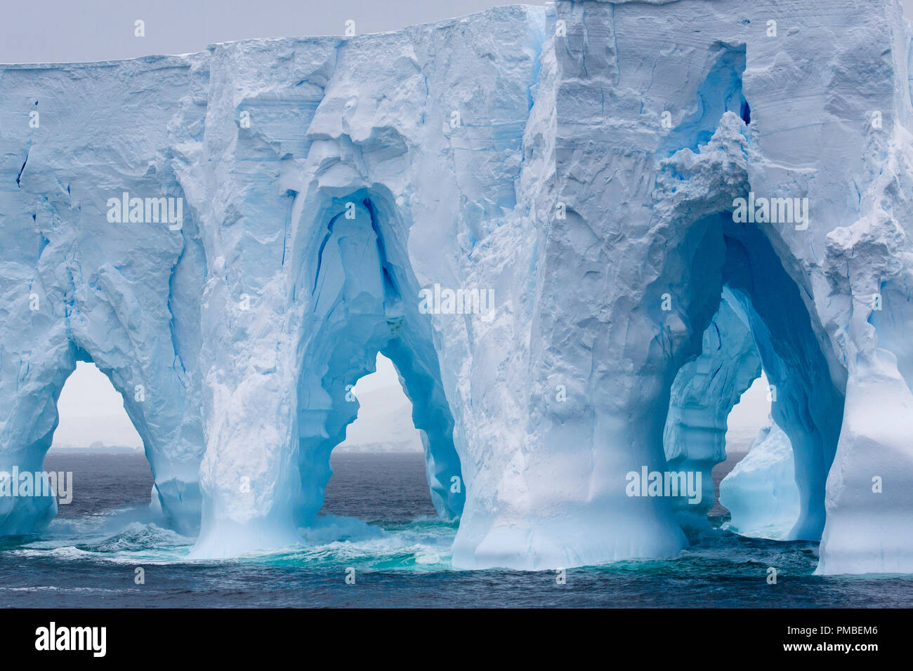 Arqué énorme iceberg au sud du Cercle Antarctique, l'Antarctique. Banque D'Images
