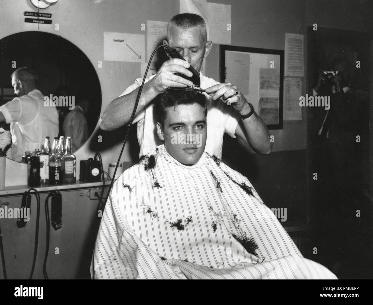 Recruter armée Elvis Presley est assis pour une coupe d'une armée de coiffure, à Fort Chaffee, Arkansas, vers 1958 référence #  33371 879THA Banque D'Images